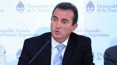 Embargan el auto del gobernador de Mendoza por una deuda de $150 mil