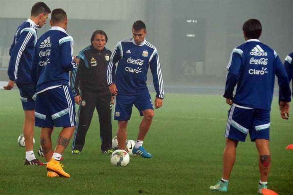 Gerardo Martino prob� con Roberto Pereyra como titular, a 48 horas del partido con Brasil