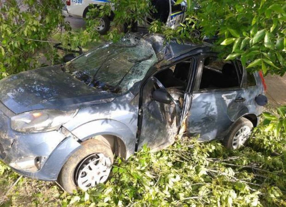 Juana Koslay: una mujer permanece grave tras chocar en su auto contra un �rbol