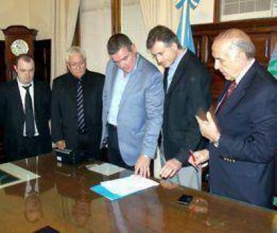 Firmaron contrato para la construcci�n de los viaductos  