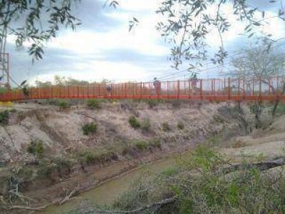Construyen puente pasarela sobre el r�o Salado
