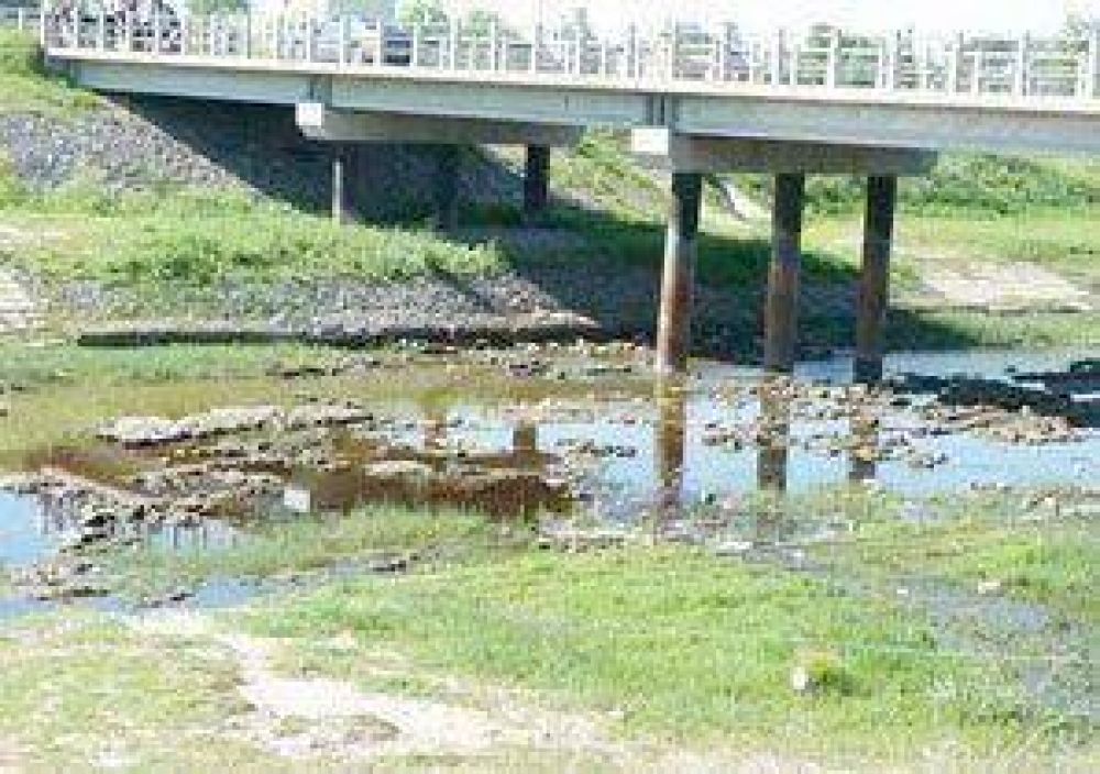 Convocan a realizar una limpieza del r�o Salado