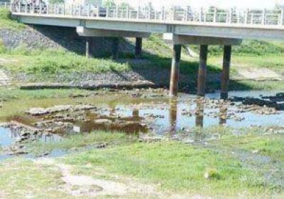 Convocan a realizar una limpieza del r�o Salado