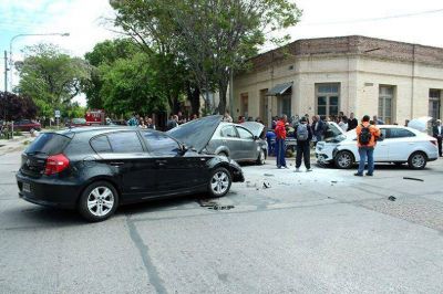 Triple choque en la intersecci�n de Libertad y 9 de Julio