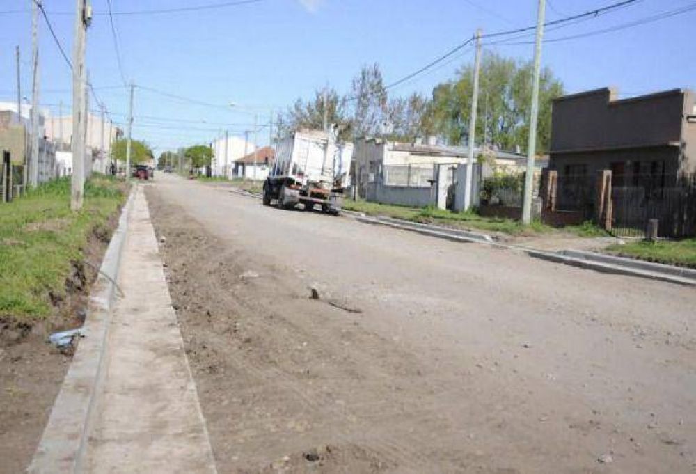 Avanza la construcci�n del cord�n cuneta en varias cuadras de la ciudad 