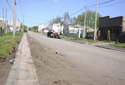 Avanza la construcci�n del cord�n cuneta en varias cuadras de la ciudad 