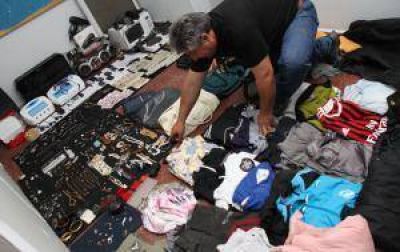 Con 2 chicos, rob� $50.000, U$S3.000 y joyas, pero cay�