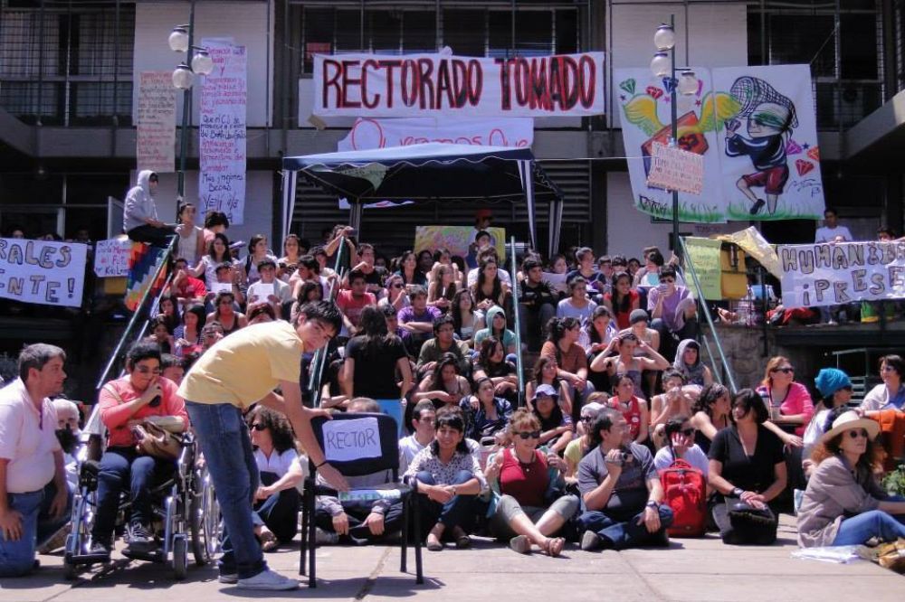 A un a�o de la toma del rectorado, realizan actividades en la UNSa 
