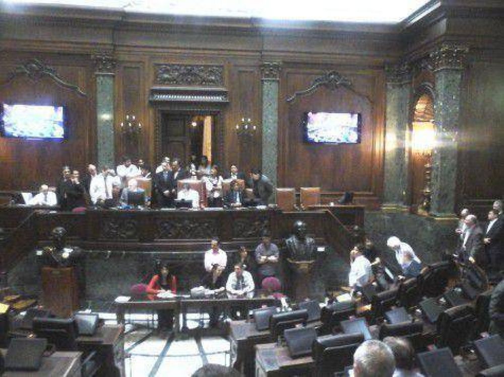 Legisladores de viaje, sesi�n suspendida