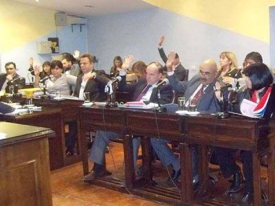Las manos de casi todos los pibes arriba