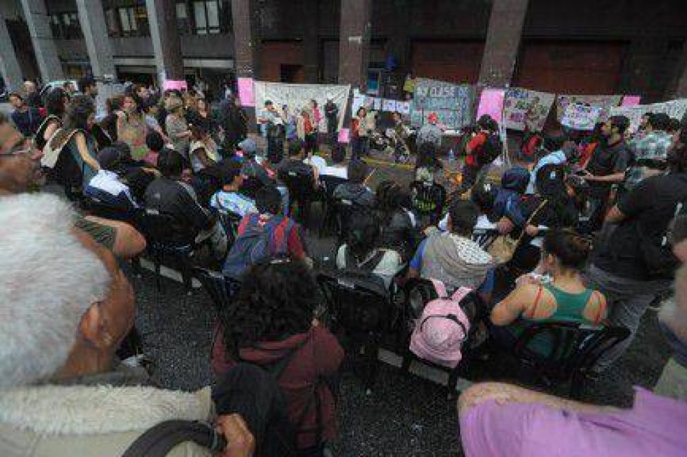 Centro Isauro Arancibia: Protesta por falta de luz