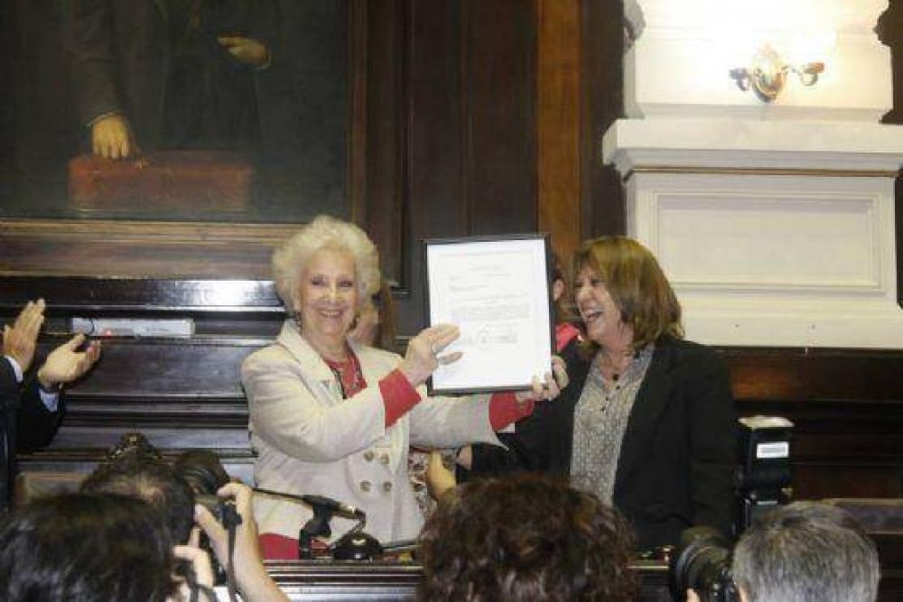 Con la presencia de Estela de Carlotto, se present� en Diputados el libro sobre la vida de su hija Laura
