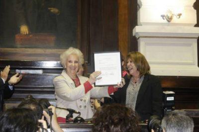 Con la presencia de Estela de Carlotto, se present� en Diputados el libro sobre la vida de su hija Laura