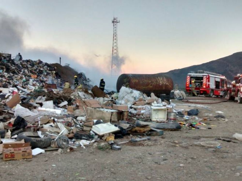 Otra vez, un incendio afecta parte del vertedero