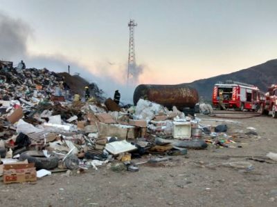 Otra vez, un incendio afecta parte del vertedero