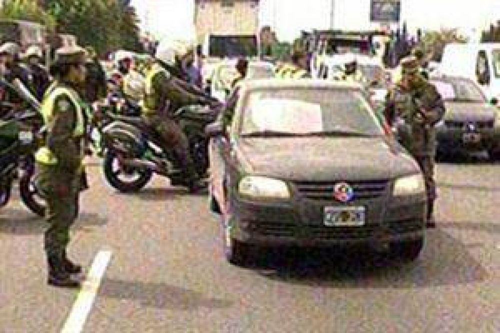 Otra vez, un gendarme rompi� el vidrio de un auto que protestaba en Panamericana
