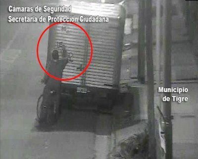 Detienen a un grafitero da�ando propiedad privada en Tigre 