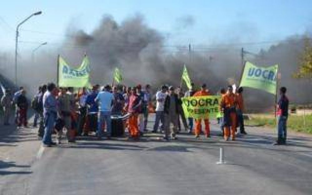 Corte en Ruta 9 a la altura de Z�rate por protesta de la UOCRA