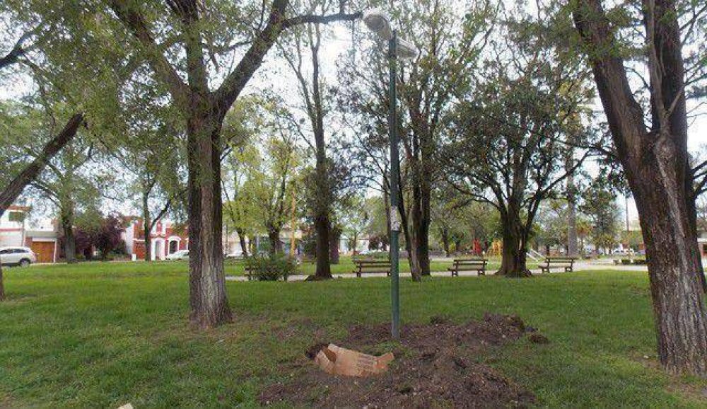 Repararon luminarias en la plaza Italia