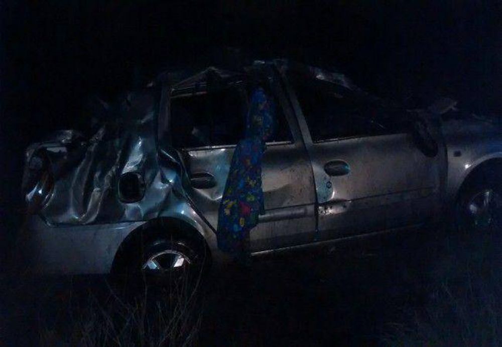 Un auto cay� dentro del Dique Paso de las Piedras