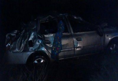 Un auto cay� dentro del Dique Paso de las Piedras