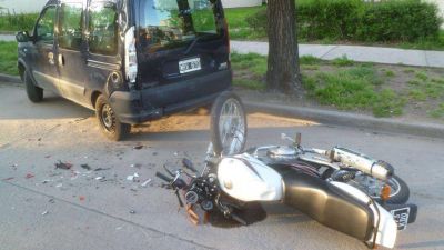 Una joven termin� en terapia intensiva tras chocar con su moto a un auto estacionado