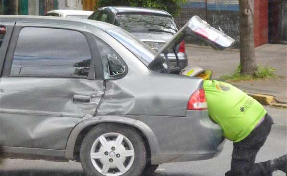 En 18 y 51: triple choque, una mujer golpeada y escape en un tubo de gas    