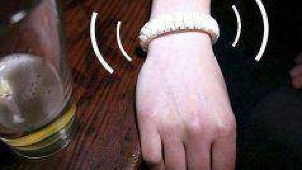 Una pulsera con GPS avisa por tus amigos de Facebook que est�s borracho