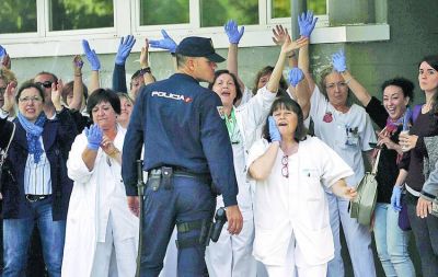 Espa�a, entre el p�nico de enfermeras por el �bola y un neto repudio a Rajoy