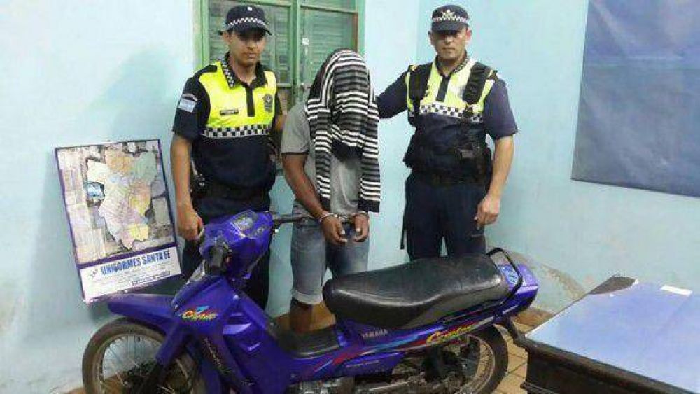 Menor roba moto a punta de pistola y lo detienen