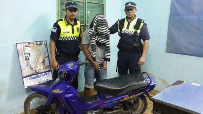 Menor roba moto a punta de pistola y lo detienen
