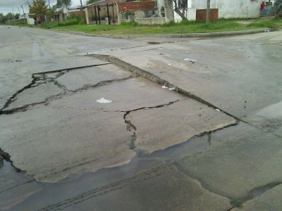 �El Municipio se preocupa por repavimentar G�emes, pero en los barrios ni siquiera llega granza�