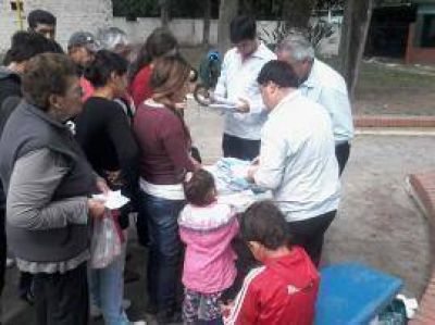 Democracia tucumana: punteros de Alperovich reparten DNIs en la plaza