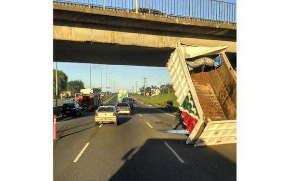 Un cami�n choc� contra un puente de la Panamericana en Pilar