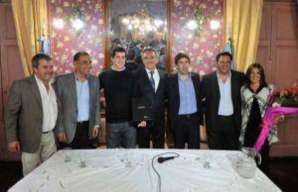 Rossi entreg� actas de la dictadura