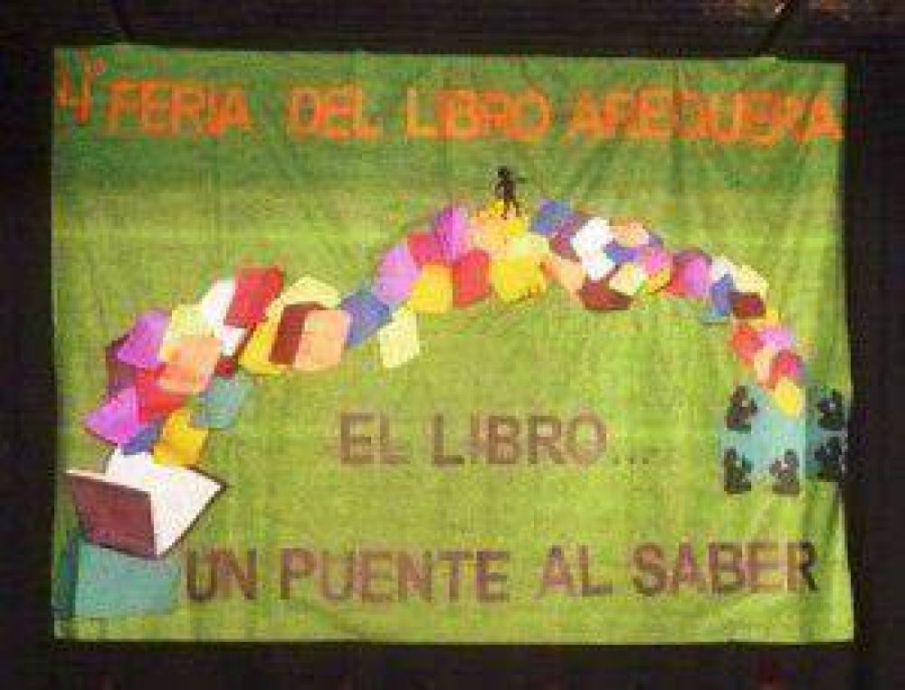 Se est� desarrollando exitosamente la IV� Feria del libro Arequera.