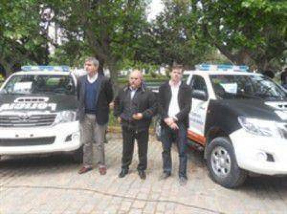 Ministro Granados entreg� 3 m�viles en nuestra ciudad.