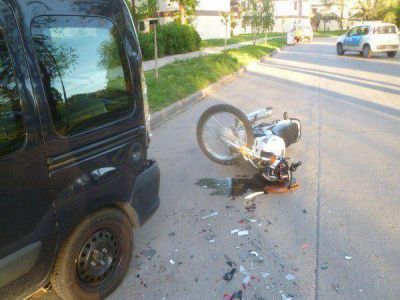 Una joven choc� con su moto a un auto estacionado