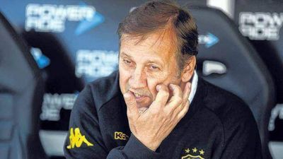 �Mi continuidad no est� en duda�, asegur� el DT Walter Perazzo