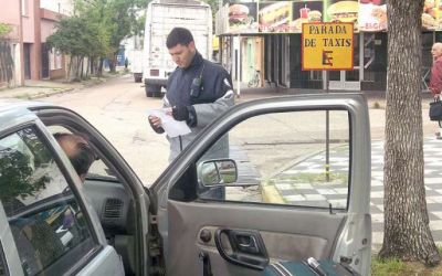 Controlan documentaci�n de remiseros y taxistas