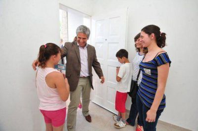 Cerca de 100 ni�os y ni�as reciben su vivienda hoy