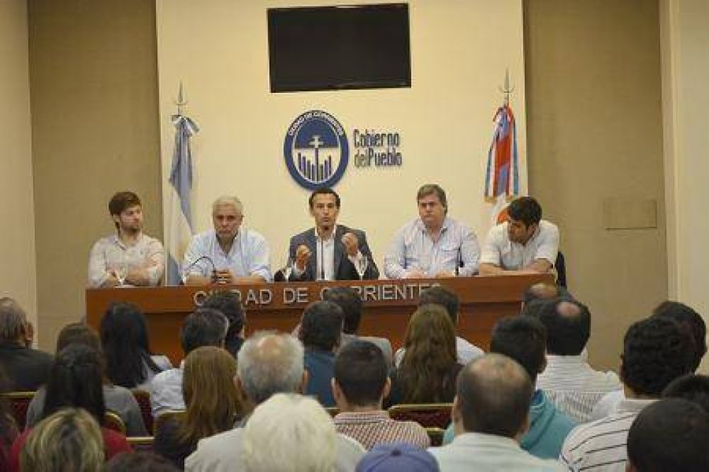 Fabi�n R�os acompa�� a Justo Chaves la en la presentaci�n de su libro �Herederos del Futuro�
