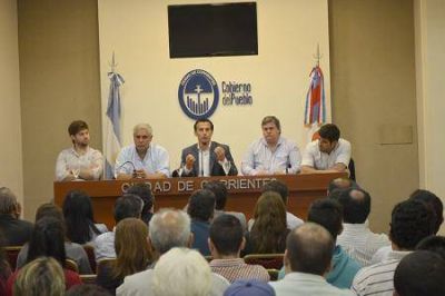 Fabi�n R�os acompa�� a Justo Chaves la en la presentaci�n de su libro �Herederos del Futuro�