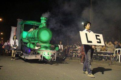 Las Carrozas Estudiantiles salieron a la pista y deslumbraron a todos