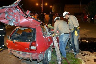 Un joven muri� y otro est� grave tras chocar contra una columna