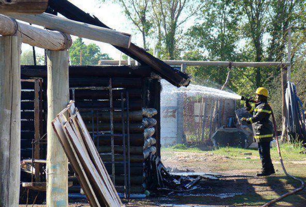 Un incendio destruy� un quincho