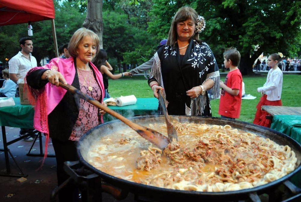 Turistas, m�sica y mucha comida