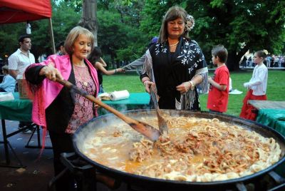 Turistas, m�sica y mucha comida