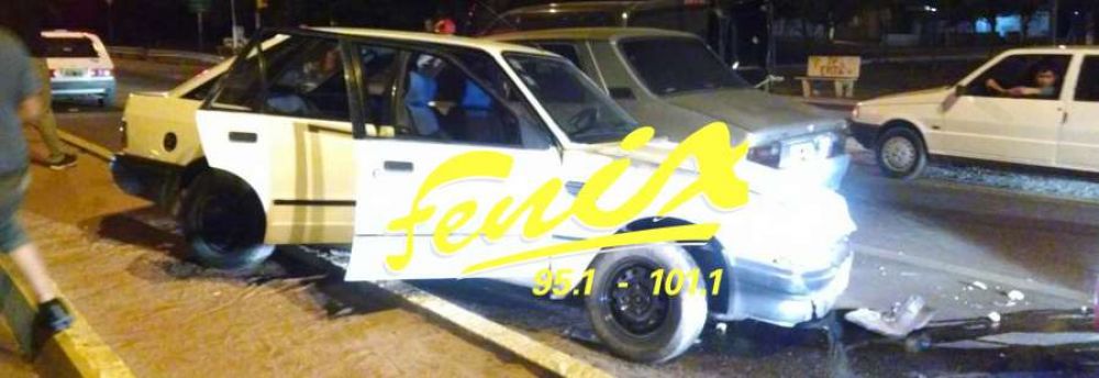 Colisi�n m�ltiple: auto que cruz� en rojo choc� a una moto y a otro vehiculo