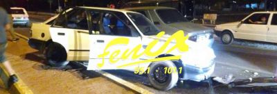 Colisi�n m�ltiple: auto que cruz� en rojo choc� a una moto y a otro vehiculo
